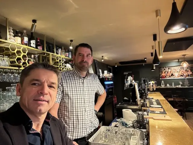 Arnaud et David derrière le comptoir
